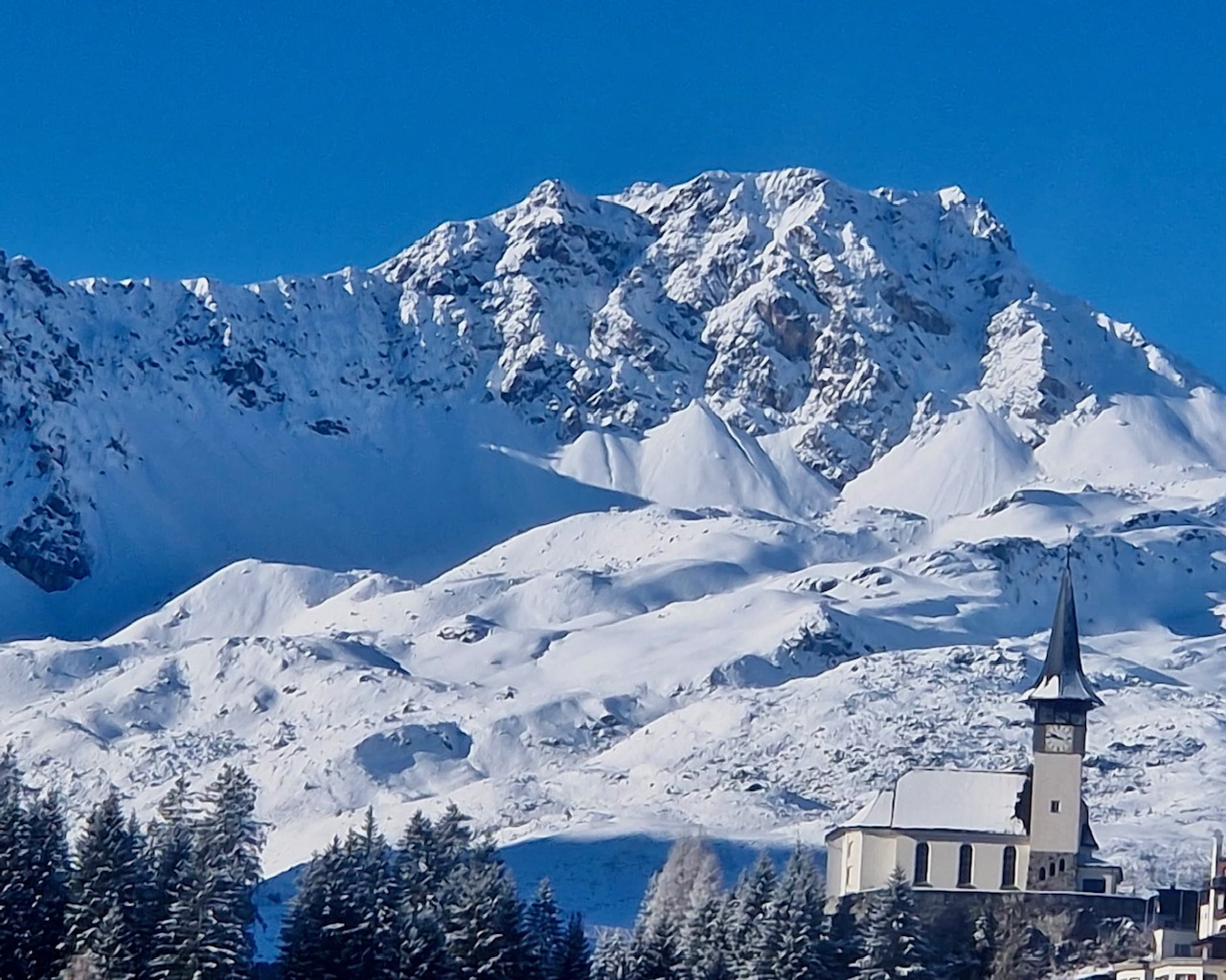 Evangelische Kirche in Arosa im Winter
